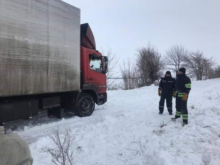 Пробки, снежные ловушки: спасатели помогают водителям на трассах Днепропетровской области (фото)