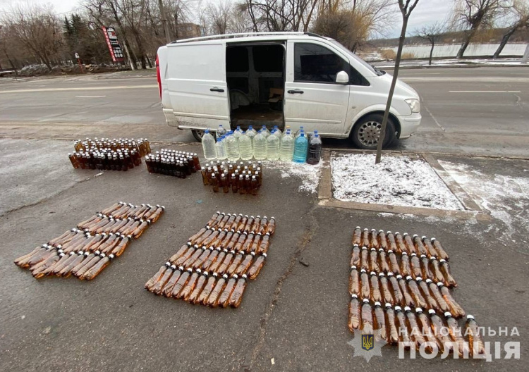 Чотириста літрів спирту та тисяча пачок цигарок: криворізькі поліцейські викрили правопорушника, який перевозив контрафакт