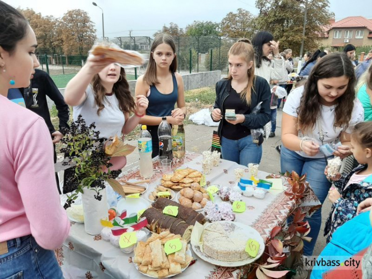 "От сердца к сердцу": в Криворожских школах начались традиционные осенние ярмарки (фото)