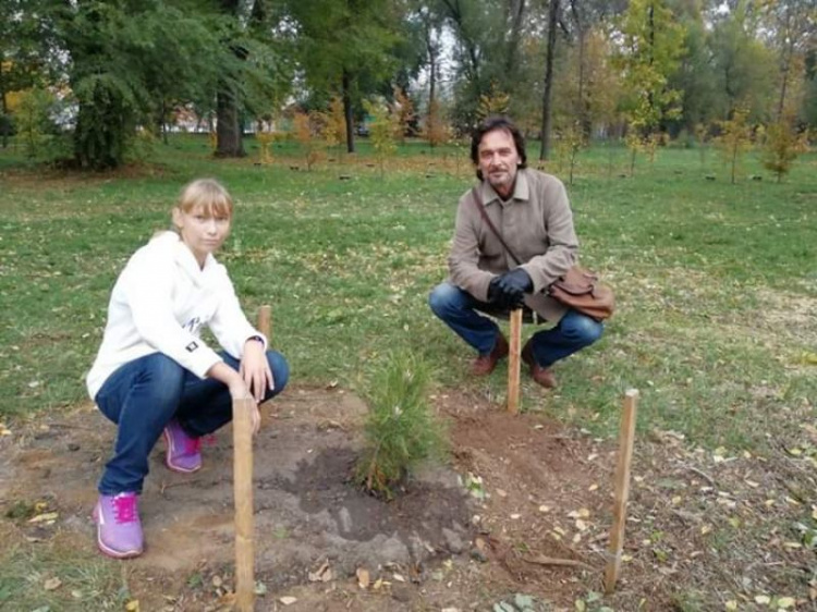 В Кривом Роге появилась сосновая аллея: в одном из парков города началась традиционная высадка деревьев (ФОТО)