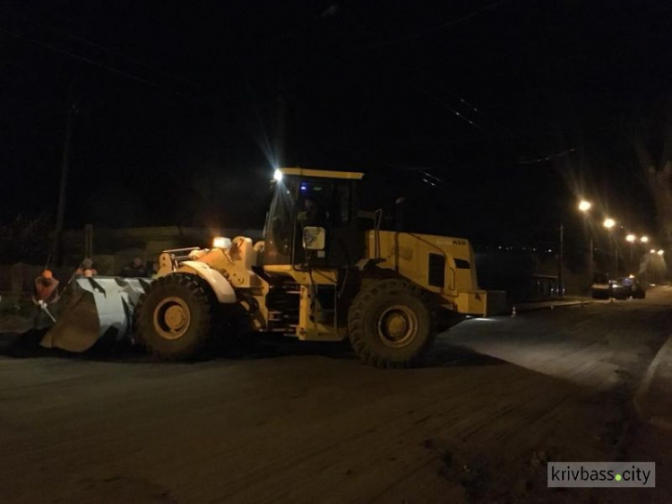 Денно и нощно в Кривом Роге ведутся работы по укладке асфальта (ФОТО)