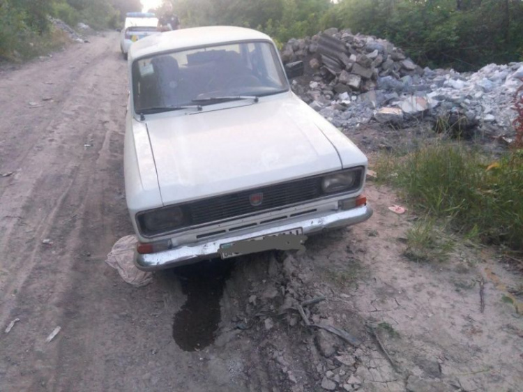 Не пригодился: в Кривом Роге автоворы бросили угнанный старенький "Москвич"