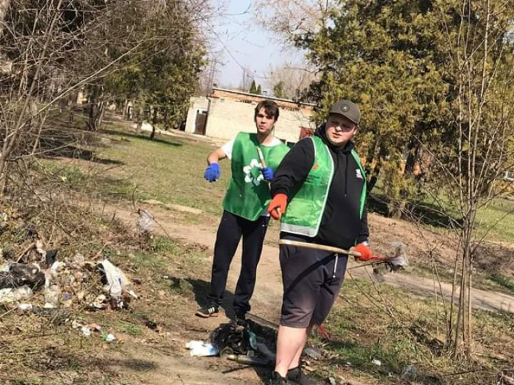 В Кривом Роге ещё один сквер и детскую площадку привели в порядок (фото)