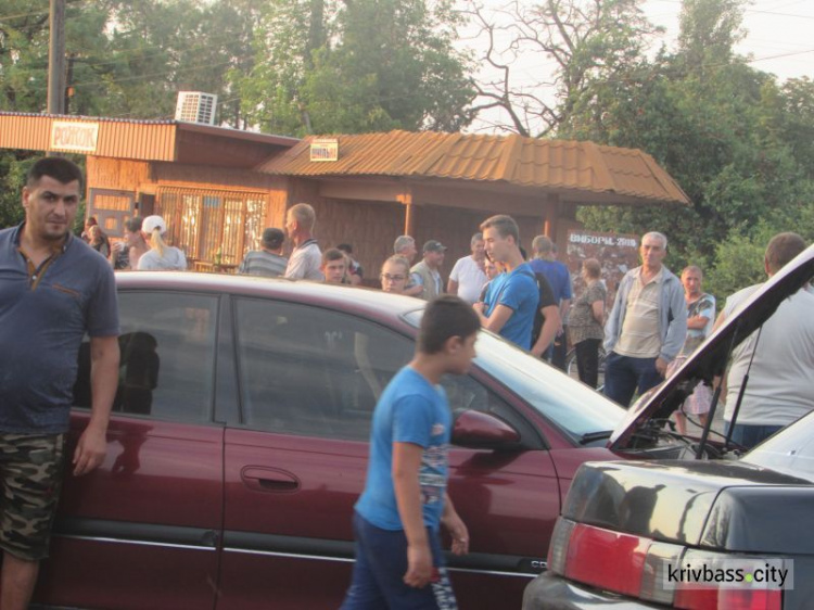 В Кривом Роге отчаявшиеся жильцы перекрыли движение в двух районах города, требуя восстановить электроснабжение (фото)