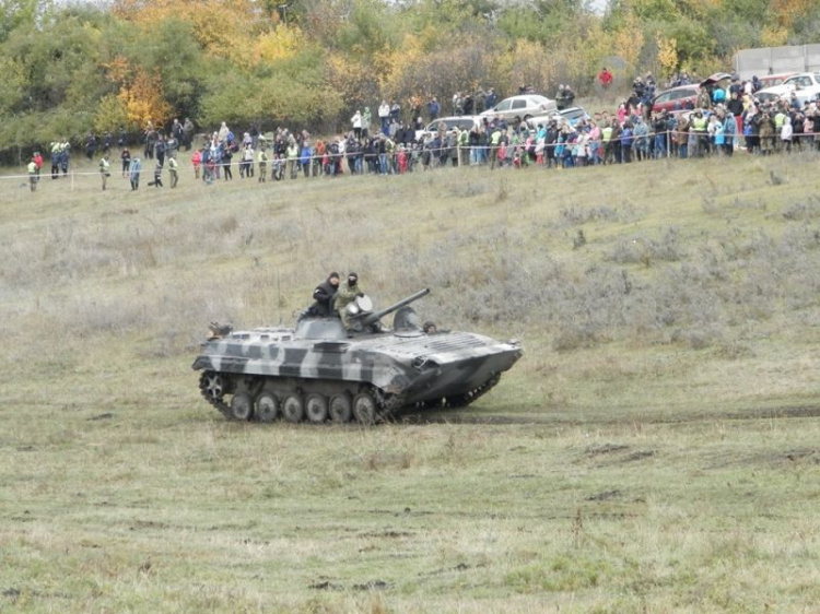 Историческая реконструкция военных событий, военная техника: на Днепропетровщине прошел фестиваль "Сила непокоренных"(фото)