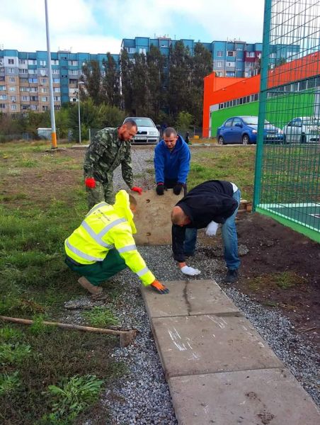 В одном из районов Кривого Рога жители города превратили "народные тропы" в официальные дорожки (ФОТО)