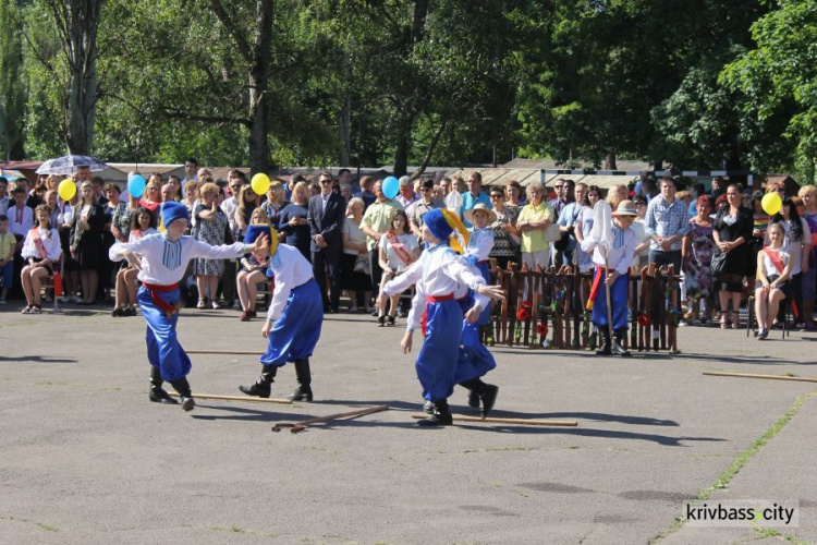 Отшумели: в школах Кривого Рога прозвенел последний звонок (ФОТО) + (ВИДЕО) + (ОБНОВЛЕНО)