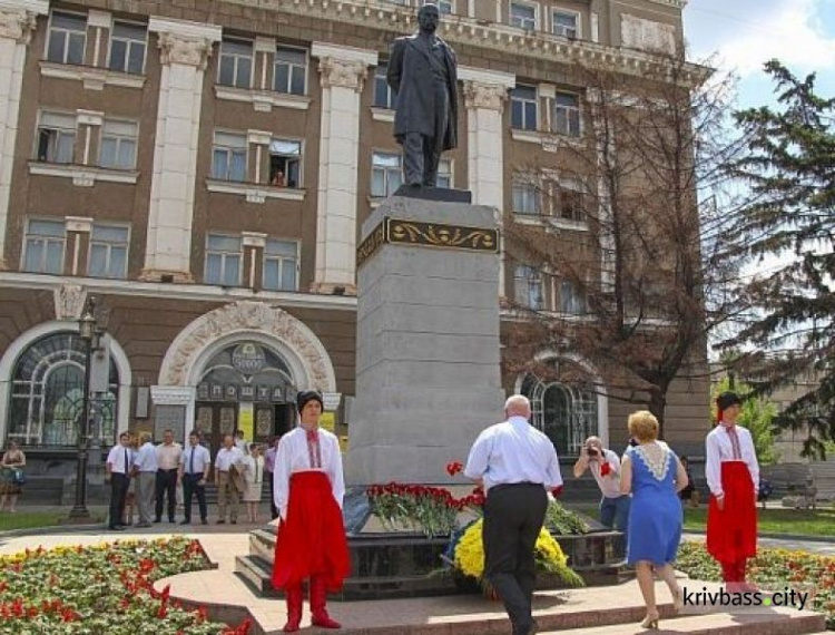 В честь Дня Конституции в Кривом Роге проходят официальные мероприятия (фото)