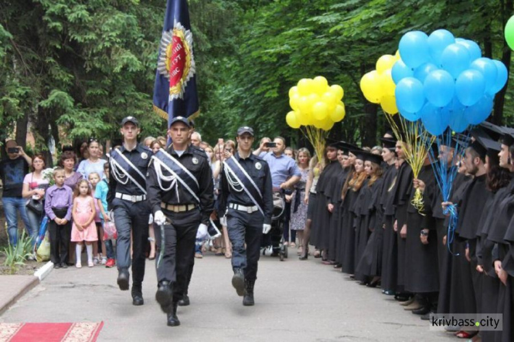 В Кривом Роге состоялся торжественный выпуск бакалавров ДЮИ (ФОТОФАКТ)