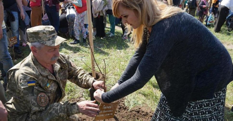 Жители Кривого Рога высадили дубы на Хортице (ФОТО)