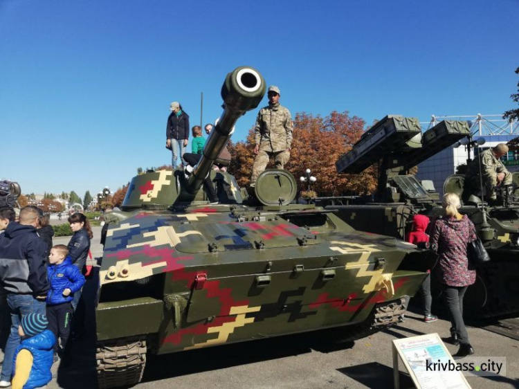 Танки, артиллерийские комплексы, минометы: в Кривом Роге проходит выставка военной техники (ФОТО)