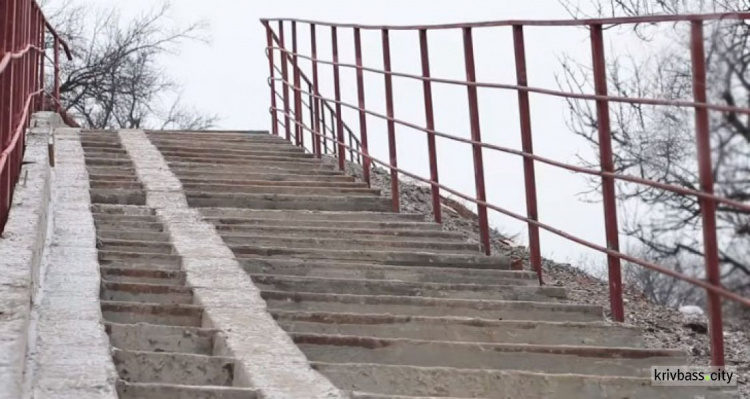 В Кривом Роге завершено строительство нового лестничного спуска на скалах МОПРа (фото)