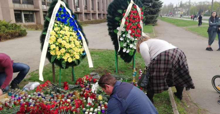 Жители Кривого Рога в знак скорби несут цветы и венки к месту трагедии