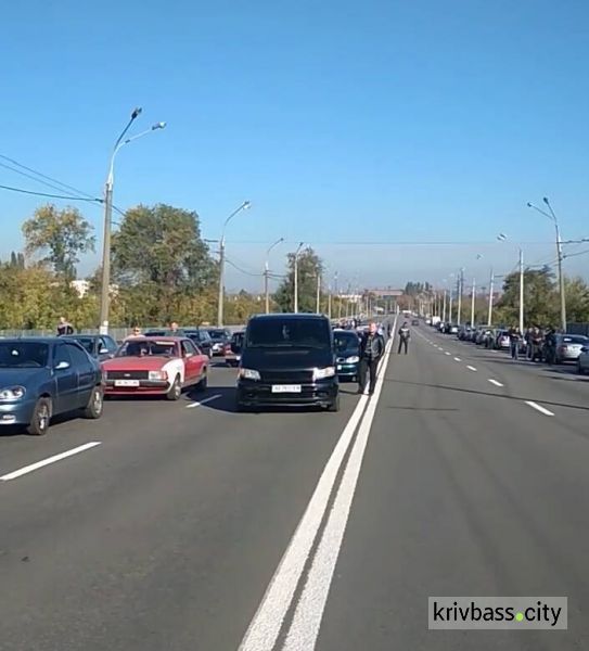 Водители Кривого Рога бастуют против повышения цен на бензин: затруднено движение по улице Волгоградской (ФОТО)