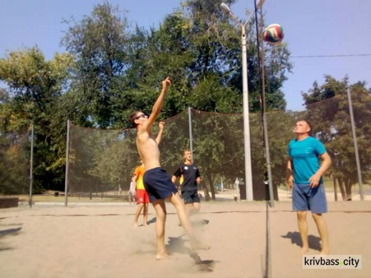 В Кривом Роге прошёл турнир по парковому волейболу (ФОТОРЕПОРАЖ)