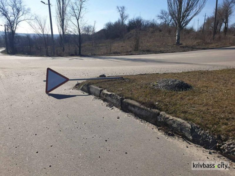 Вандали понівечіли зупинку і дорожний знак в Інгулецькому районі