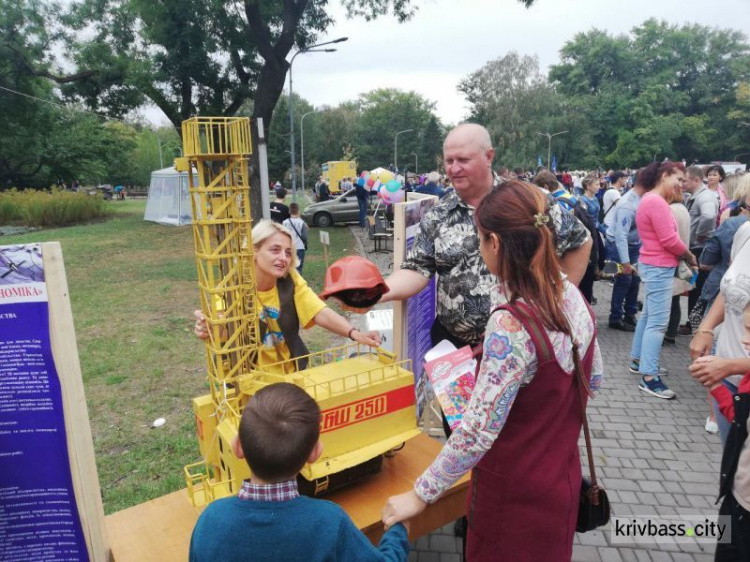 "Город профессий": юные криворожане пробовали себя в роли спасателей, врачей, модельеров и не только (ФОТО)