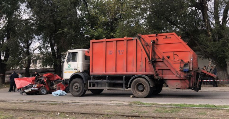 Смертельная авария в Кривом Роге: мусоровоз протаранил легковушку (ФОТО)