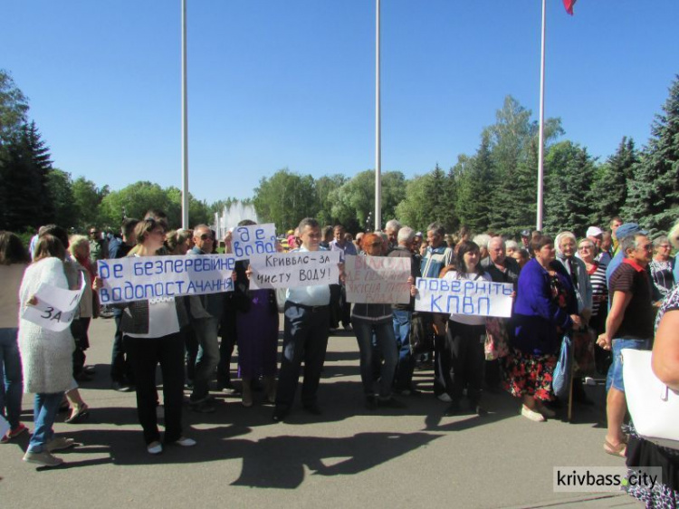 Давление, цена, порывы, акция протеста: что вызвало негодование горожан в работе Кривбассводоканала (ФОТО, ВИДЕО)