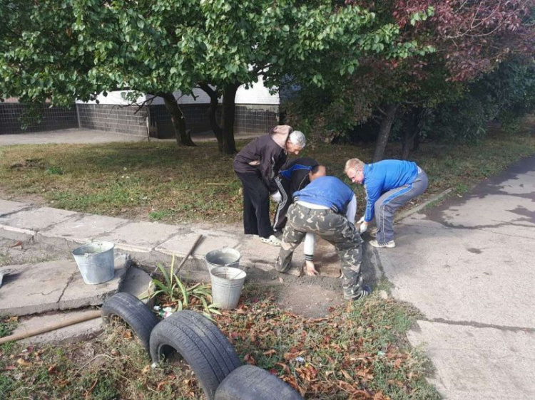 В одном из районов Кривого Рога жители города превратили "народные тропы" в официальные дорожки (ФОТО)