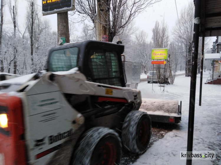 Криворіжців просять не залишати авто на узбіччях, аби не заважати розчистці доріг