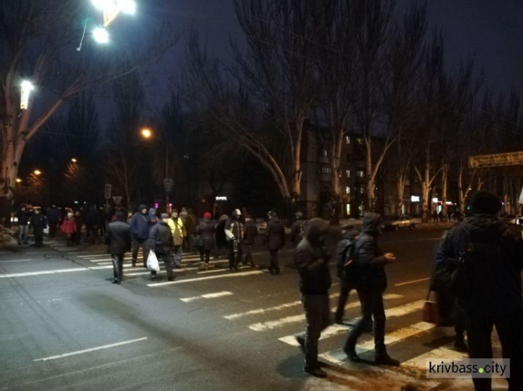 В Кривом Роге жители в знак протеста против подорожания проезда в маршрутках перекрыли дорогу (фото)