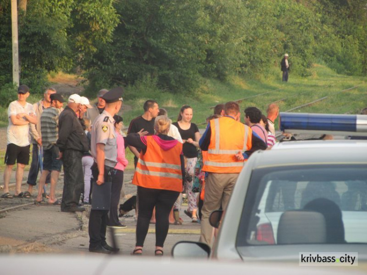 В Кривом Роге отчаявшиеся жильцы перекрыли движение в двух районах города, требуя восстановить электроснабжение (фото)