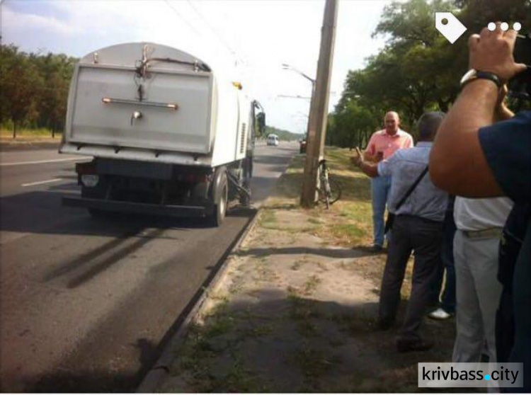 В Кривом Роге тестировали технику, которая будет очищать асфальт от пыли (ФОТО)