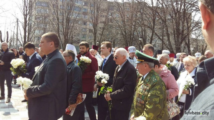 В Кривом Роге прошло торжественное открытие скульптуры (ФОТОРЕПОРТАЖ, ВИДЕО)