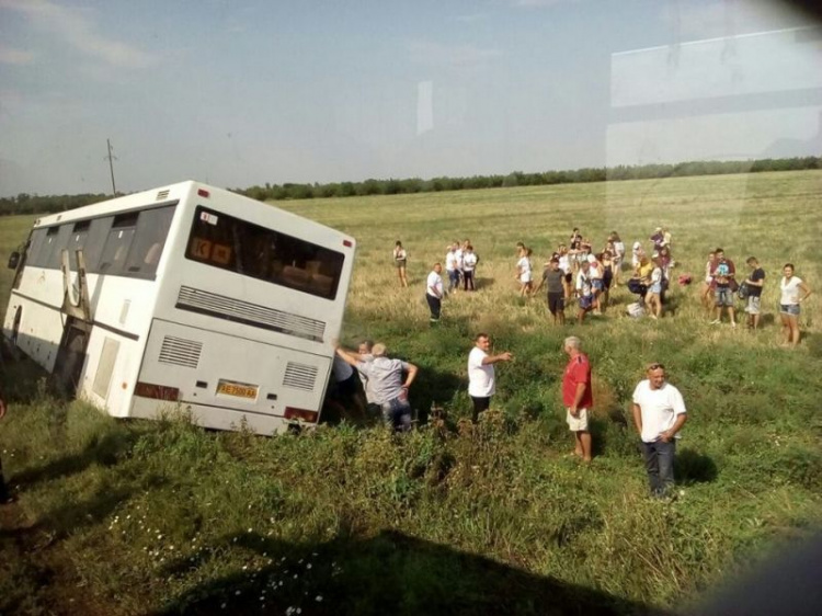 Автобус с детьми из Кривого Рога слетел в кювет