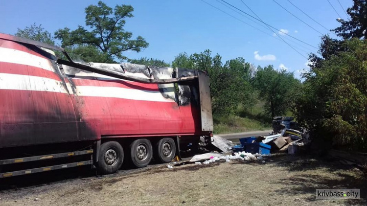 Во время движения на Кирпичном загорелся прицеп грузовика с посылками