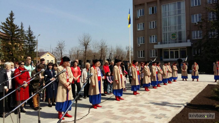 В Кривом Роге прошло торжественное открытие скульптуры (ФОТОРЕПОРТАЖ, ВИДЕО)