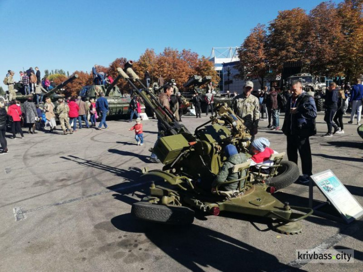 Танки, артиллерийские комплексы, минометы: в Кривом Роге проходит выставка военной техники (ФОТО)