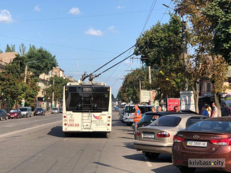 На 95-м квартале из-за автомобилей на полчаса было парализовано движение троллейбусов