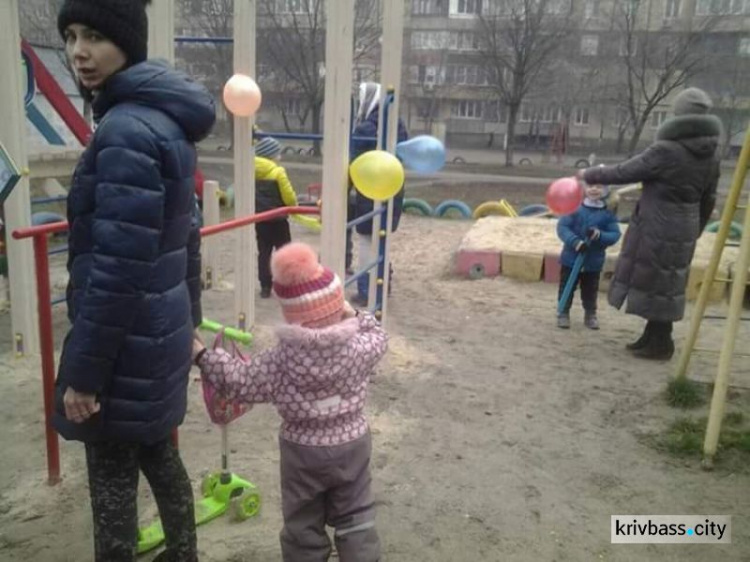 Дети из Кривого Рога получили в подарок на Рождество новую детскую площадку (ФОТО)