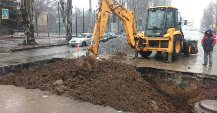 Яму посреди проспекта Металлургов в Кривом Роге засыпать будут в несколько заходов