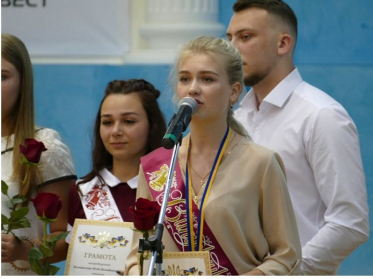 В Кривом Роге на полувековом выпускном вручили медали и подарки лучшим ученикам (фото)