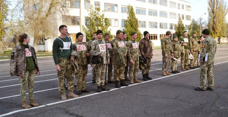 В 17 ОТБр Кривого Рога военнослужащие доказывали, насколько "здоров дух в их здоровом теле"