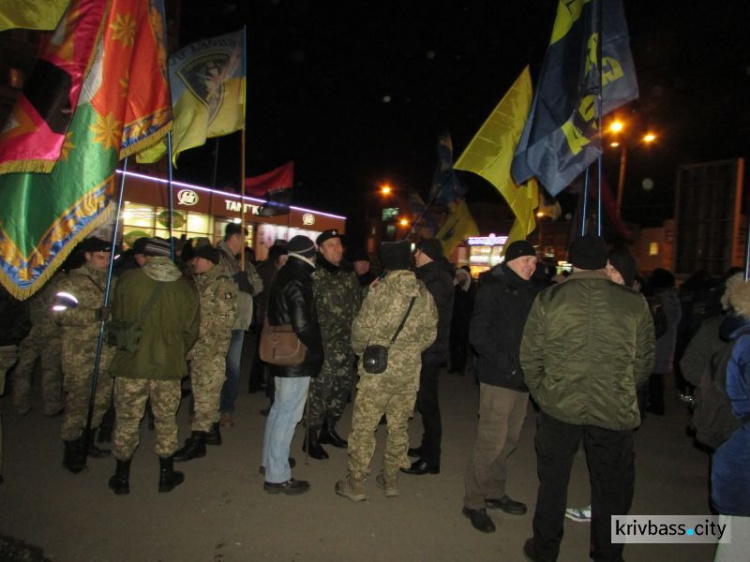 Вместе и порознь в Кривом Роге почтили память Героев Небесной Сотни (ФОТОРЕПОРТАЖ)