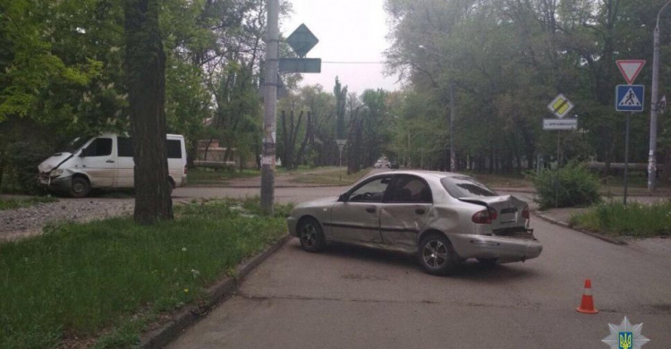 В Кривом Роге автомобиль вылетел на обочину и снес дорожный знак (фото)