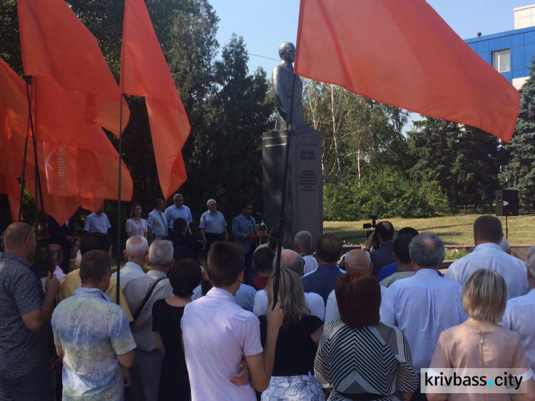 В Кривом Роге прошел торжественный митинг ПАО "АрселорМиттал Кривой Рог" (ФОТО)