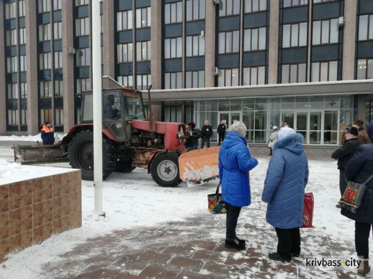 Ситуация накаляется: в Кривом Роге митингующих у стен горисполкома хотели счистить трактором (фото, видео)