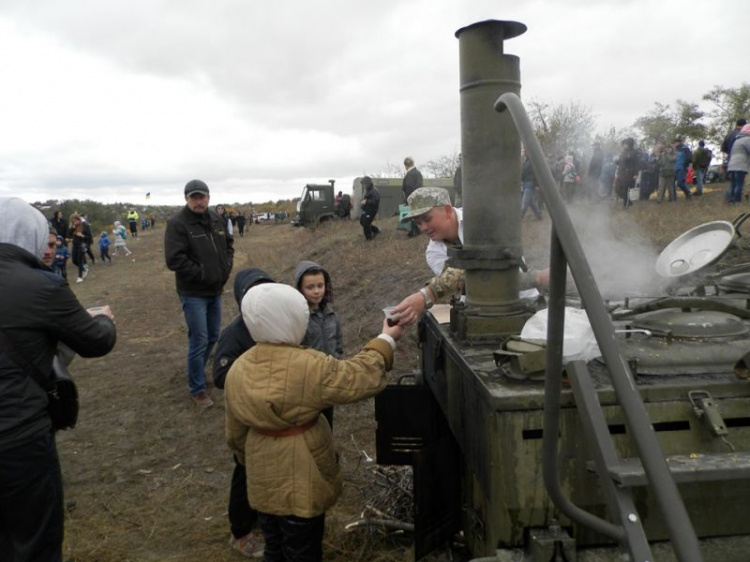 Историческая реконструкция военных событий, военная техника: на Днепропетровщине прошел фестиваль "Сила непокоренных"(фото)