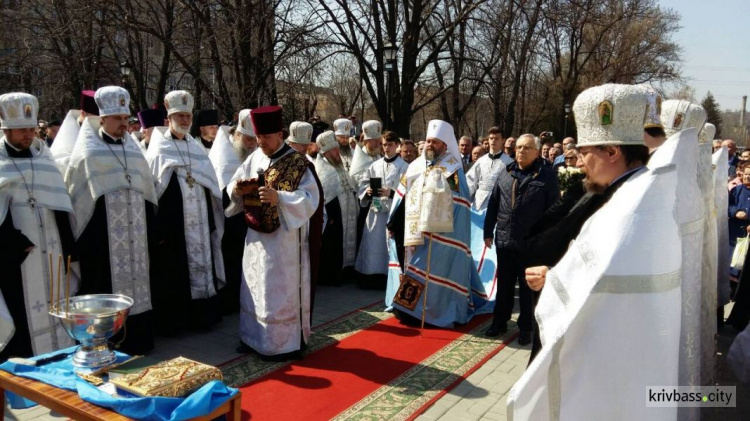 В Кривом Роге прошло торжественное открытие скульптуры (ФОТОРЕПОРТАЖ, ВИДЕО)