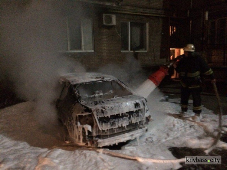 В Кривом Роге загоревшийся автомобиль повредил окна и фасад балкона дома (ФОТО)