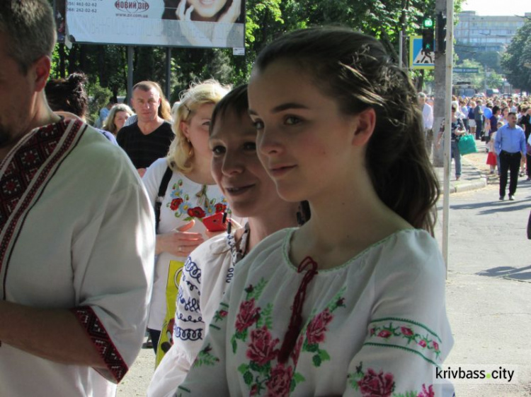 От мала до велика в национальной одежде: в Кривом Роге прошли парады вышиванок (фоторепортаж)