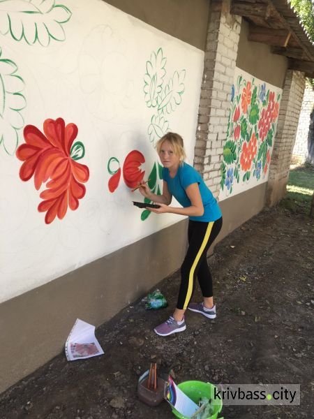 В Кривом Роге учителя и школьники сами украсили свое учебное заведение Петриковской росписью (ФОТО)