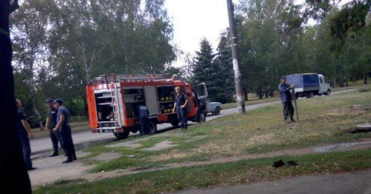 В Кривом Роге недалеко от магазина загорелся автомобиль (ФОТО)