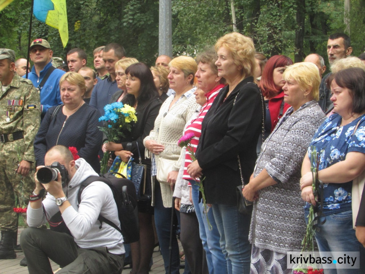 В Кривом Роге замкомбата стал на колени перед родственниками погибших под Иловайском (ФОТО)