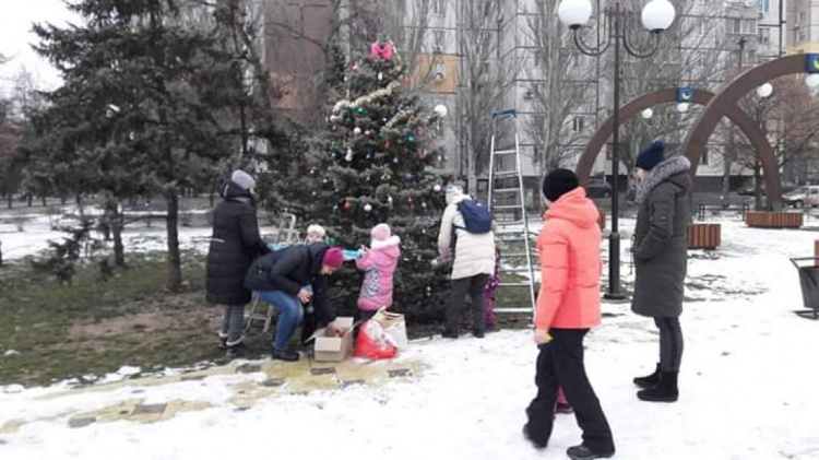 Жители одного из районов Кривого Рога самостоятельно украсили елку (фото)